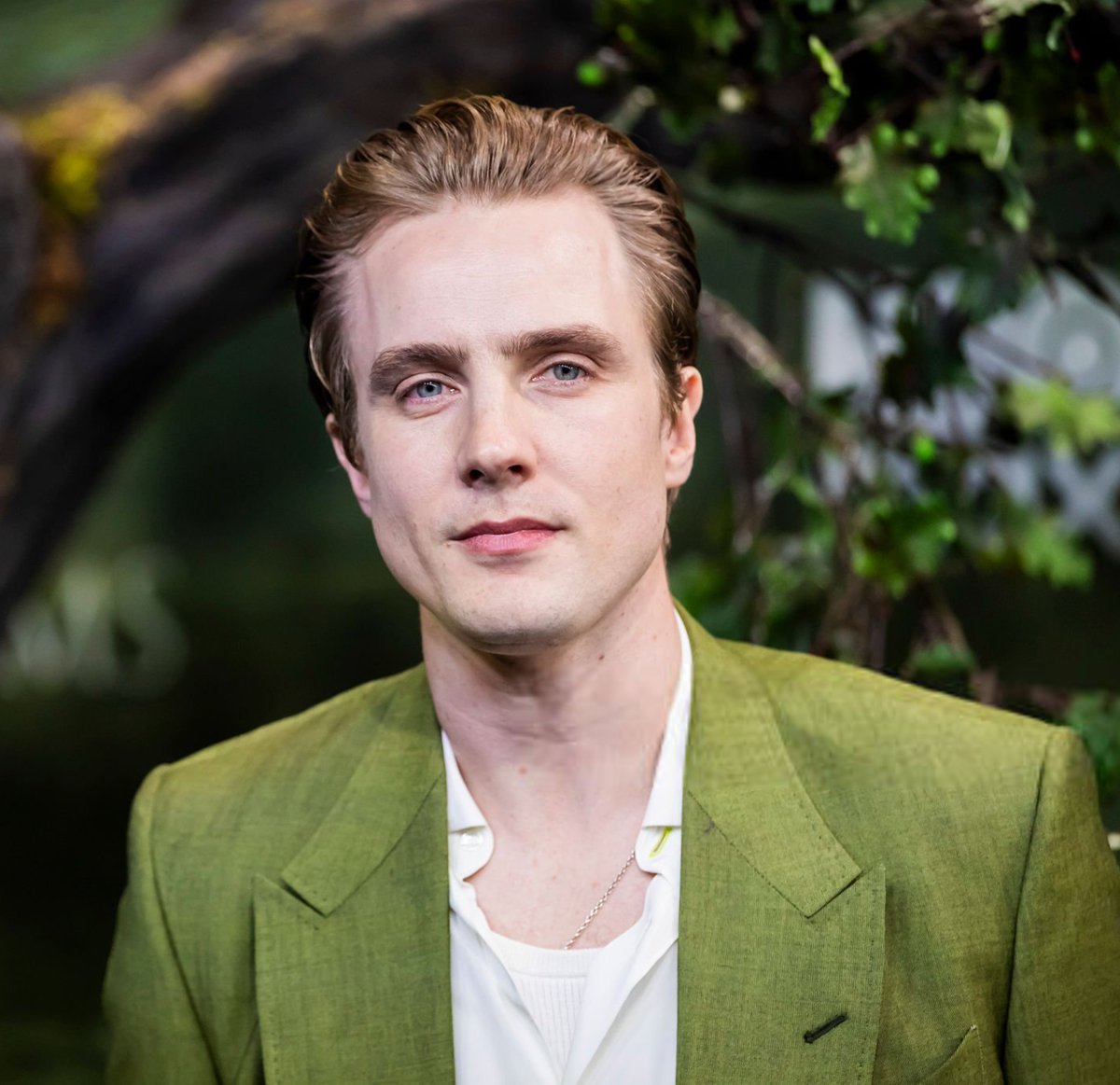 westerosies's tweet image. Henry Ashton (Daeron Targaryen) stuns for the ‘A KNIGHT OF THE SEVEN KINGDOMS’ red carpet premiere!

(📸: Gerald Matzka)