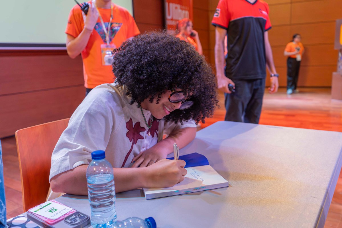 Ulibro's tweet image. En #Ulibro, las historias también se viven en cada encuentro y en cada firma ✍️📚.

Los libros se leen, pero los autores se recuerdan.
¿A qué escritor o escritora siempre vas a buscar su firma? 👇

#HabitemosLoSalvaje