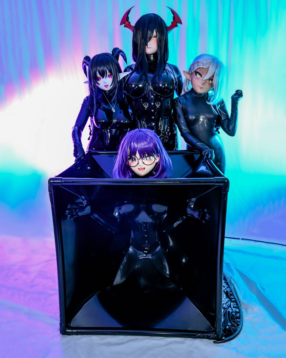 Schizu_Emyu's tweet image. How latex kigu are made🖤
(ft. @LadyVolgaK ; @KyoukaKig ; @AnnieBunbuns)
📸by @Odd_HD_