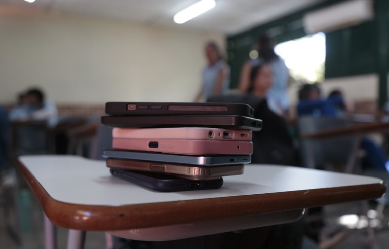 Lei nº 15.100/2025, que regula o uso de celulares nas escolas, com o objetivo de promover um ambiente escolar mais equilibrado e favorável à aprendizagem, completa um ano de vigência nesta terça-feira (13).

🔗 bit.ly/4jEtlgZ