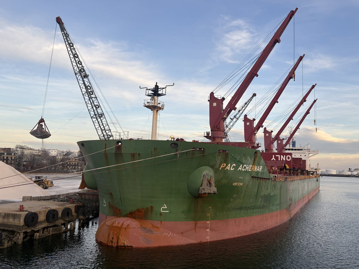 EricWiberg's tweet image. PAC ACHERNAR discharges Chilean road salt in Chelsea Boston after a 3 week voyage from Patache. Arrived at dawn today.