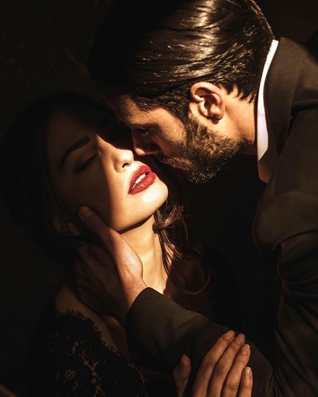 Eres más 
que un sueño
cuando te siento,
cuando te beso,
se quedan cortos los deseos
recorriendo tu cuerpo,
me encanta llenarme de ti,
entregarte todo de mi,
en la complicidad del amor.
donde no existe más
que fundir dos almas
en un cuerpo y en una pasión ...