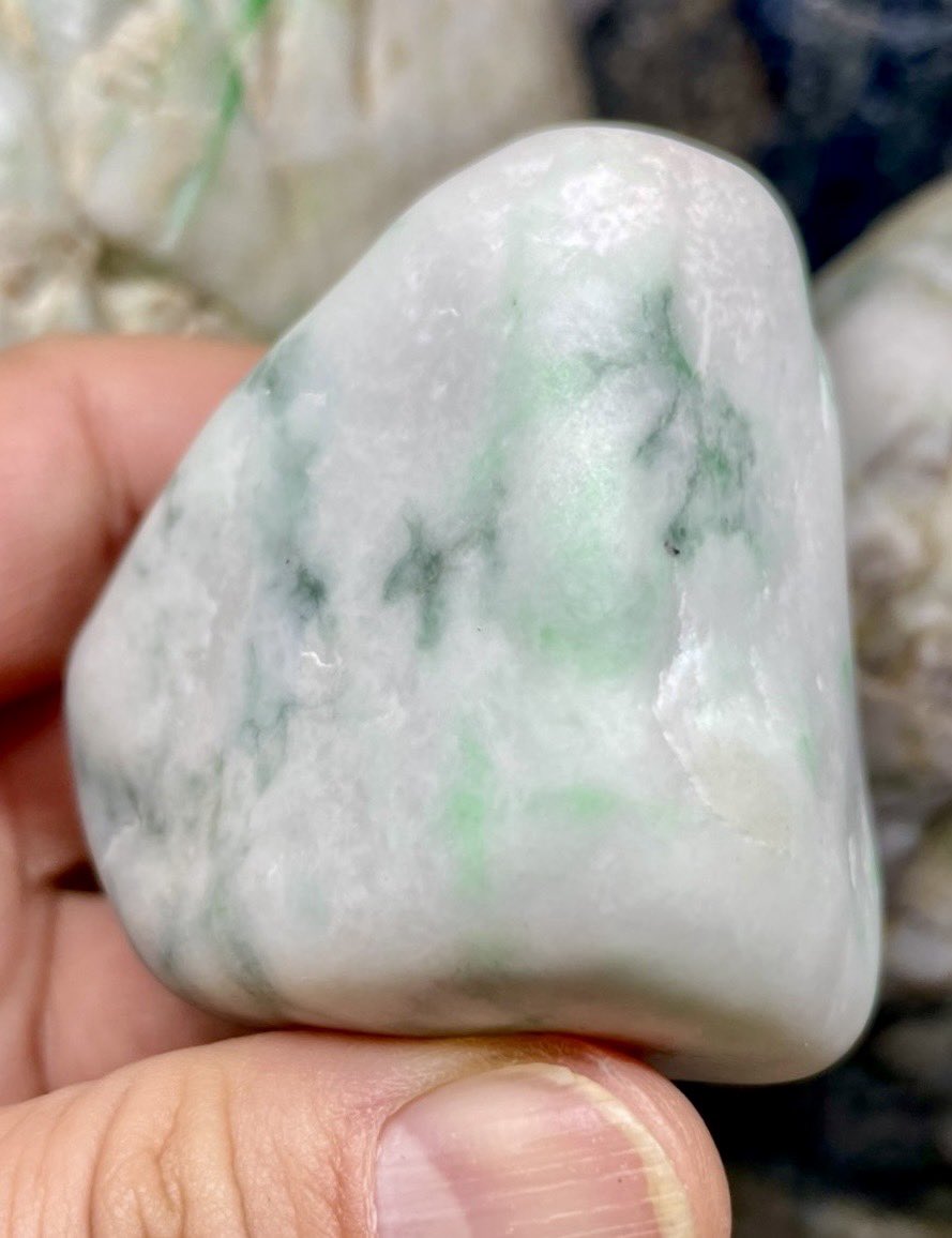 今日のヒスイは、 『白地の翡翠で角閃石から色をもらいアップル