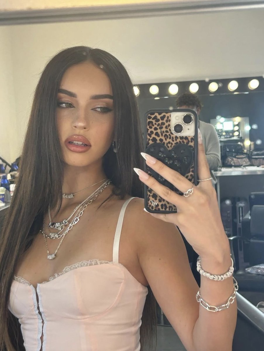 daniela loops tweet media