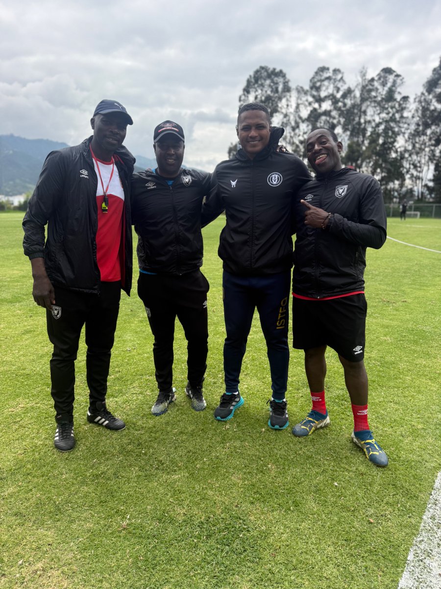 Que gusto poderlos ver mi grandes amigos y excompañeros de la selección y de equipo, éxitos ahora en esta etapa maravillosa de entrenadores y que lleguen lo más lejos del campeonato Ecuatoriano. Se los quiere mucho. Y todo el apoyo.