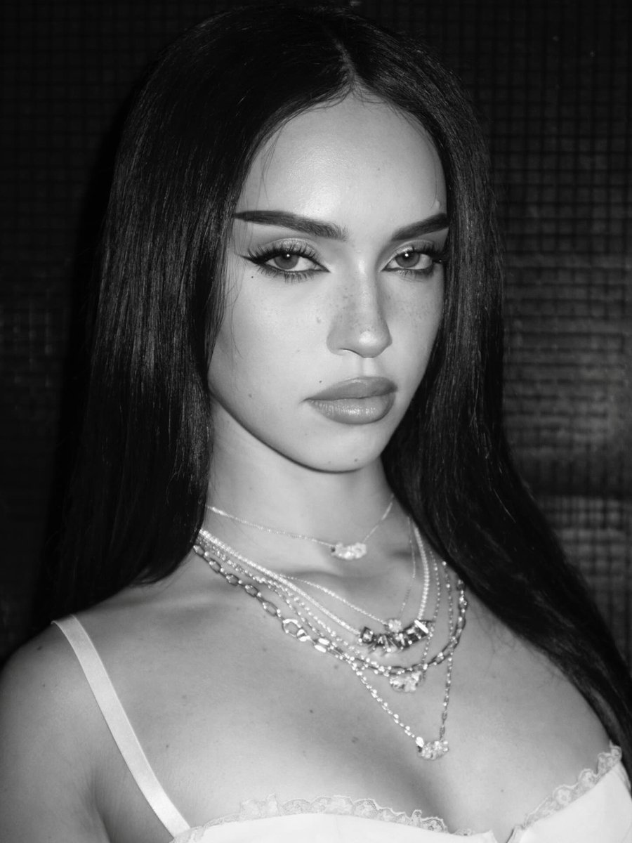 danielavzini's tweet image. she looks so insanely attractive