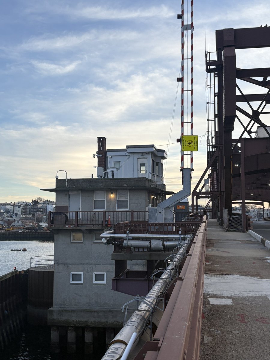EricWiberg's tweet image. Shout out to the engineers operating the McARDLE BRIDGE connecting East Boston with Chelsea Massachusetts.
