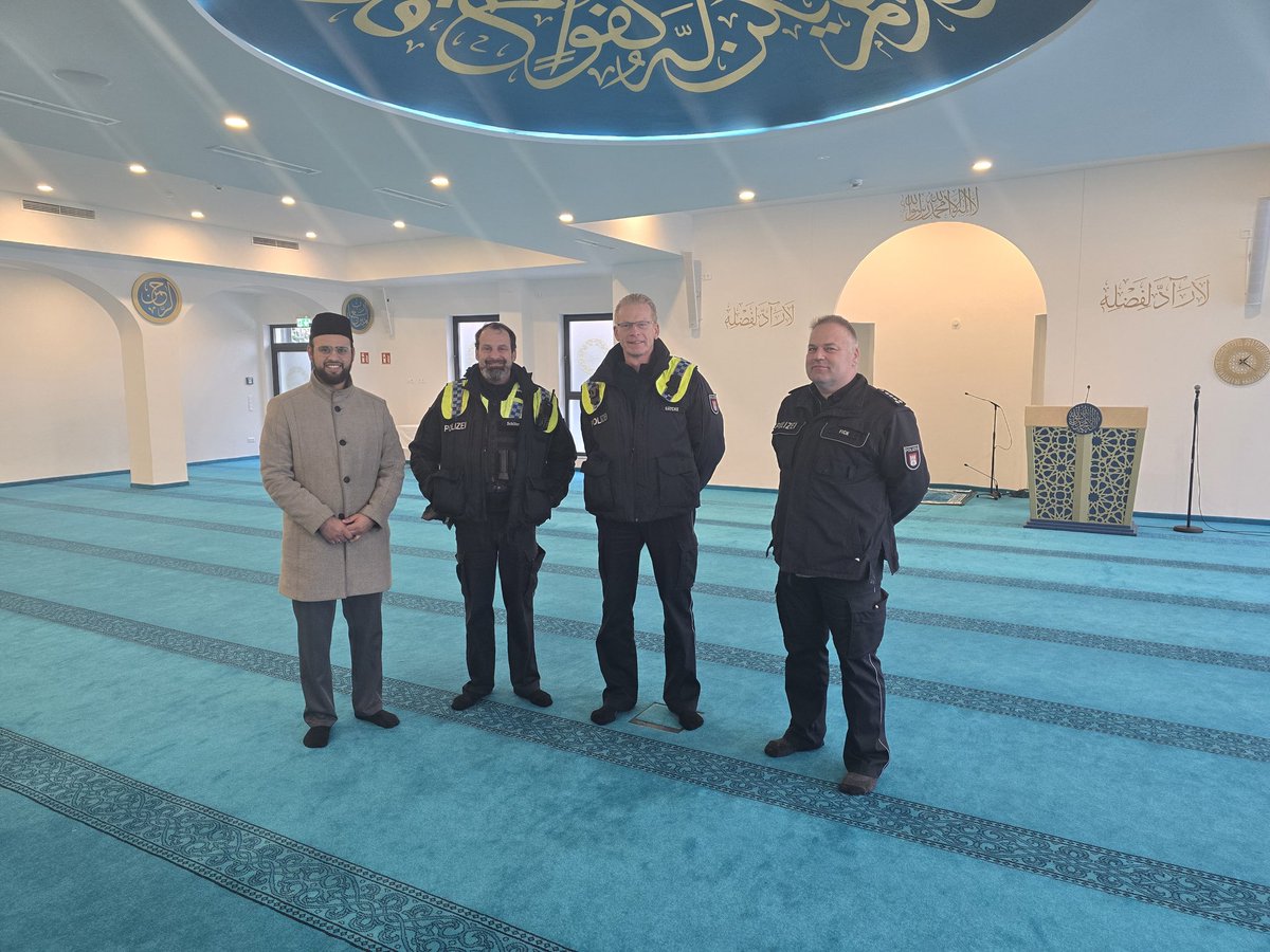 Heute besuchte das lokale Polizeirevier 24 die Bait-ur-Rasheed Moschee. Neben einer Führung gab es einen kleinen Empfang als Dank für den unermüdlichen Dienst für unsere Gesellschaft. 
Ein sehr produktiver und guter Austausch. 

Wir danken der #Polizei und wünschen alles Gute.