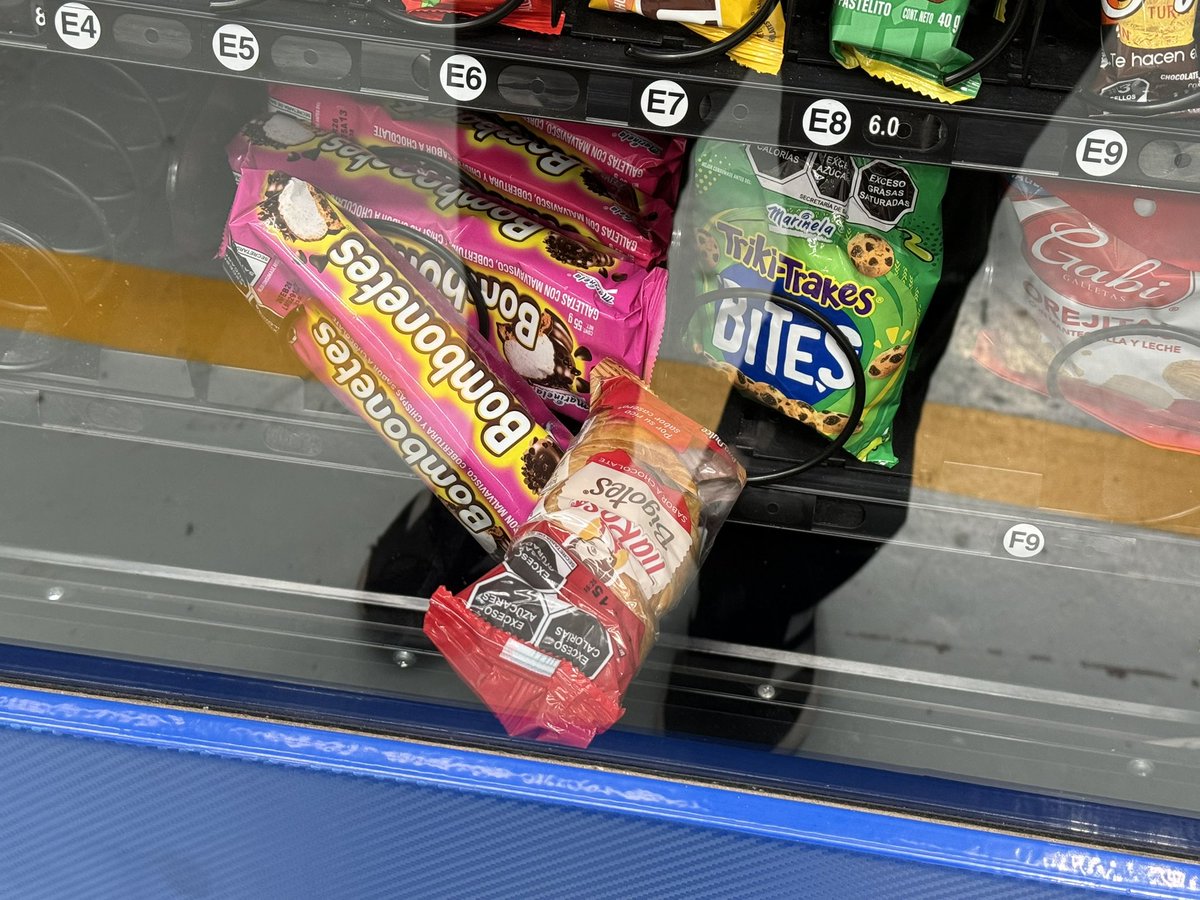nemukasu's tweet photo. お菓子の自販機でチョコクロワッサン買ったら下の方にあるお菓子でブロックされた😡 https://t.co/NQfR3AnguJ