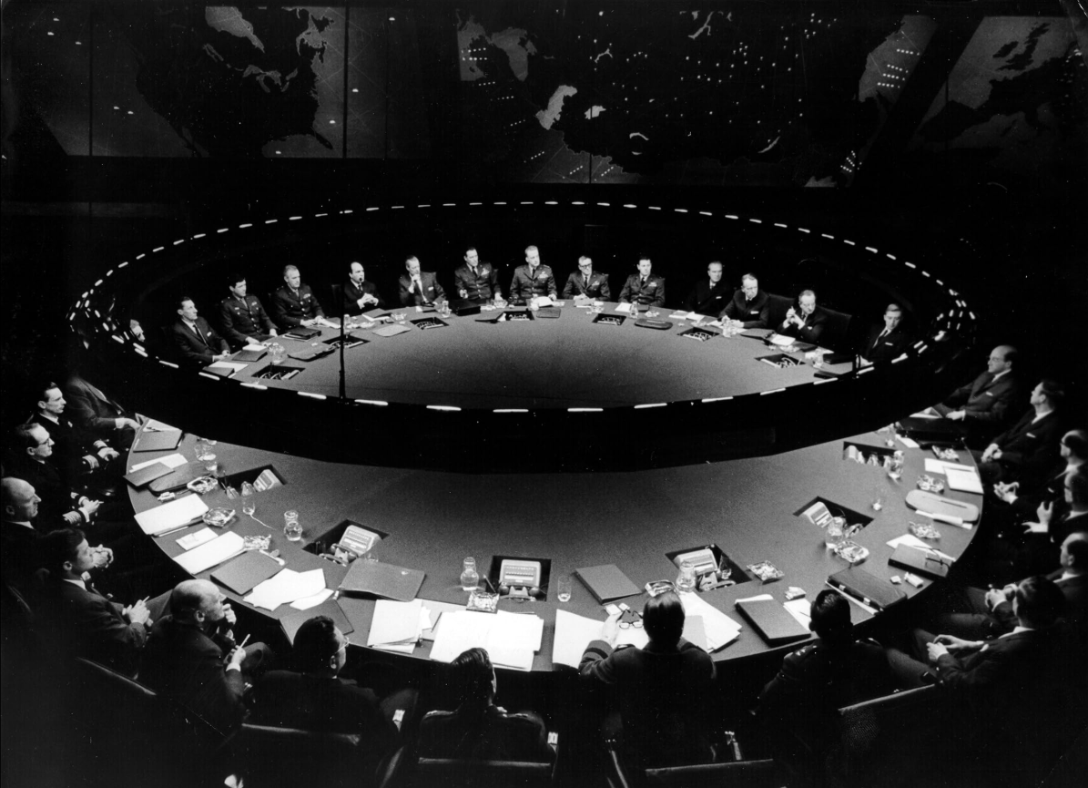 FilmVarili's tweet photo. Stanley Kubrick'in Dr. Strangelove çekimlerinde 

Ekip Grönland üzerinde manzara çekimi yaparken yanlışlıkla gizli bir ABD askeri üssünü kayda alıyor.

Ardından uçakları zorla indiriliyor ve tüm ekip "Sovyet ajanı" şüphesiyle sorguya çekiliyor. https://t.co/ViyLiUKDw4