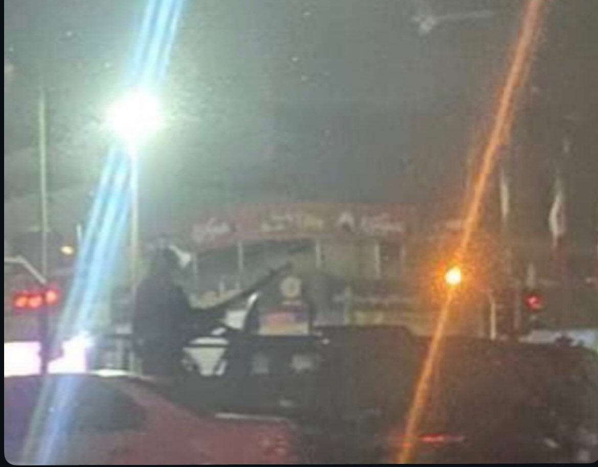 __Injaneb96's tweet image. Islamic Republic forces using machine guns on civilians.