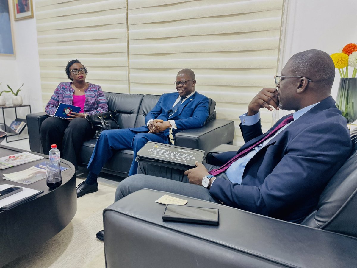 OMSCongo's tweet image. Ce 13.01.2026, le Représentant de l’@OMSCongo, Dr @sodjinoudossou a eu un échange constructif avec le DG de #NSIA #Vie, M. Joel Kouassi ELLAH sur les défis du système national de santé, la #CSU et le renforcement du partenariat public - privé pour relever ces défis.