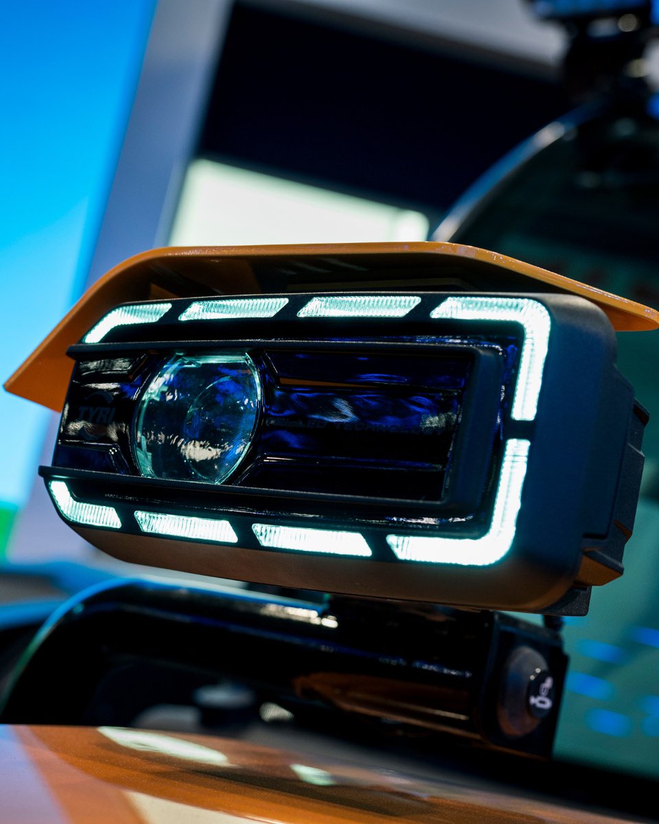 CNHIndustrial's tweet image. #AsSeenAtAgritechnica Sustainability meets strength.

The #newholland C314X Electric Mini Track Loader delivers clean, quiet power with instant torque. And our Hybrid Telehandler Prototype? Electric + methane for zero range anxiety—same lift, same muscle, smarter energy.