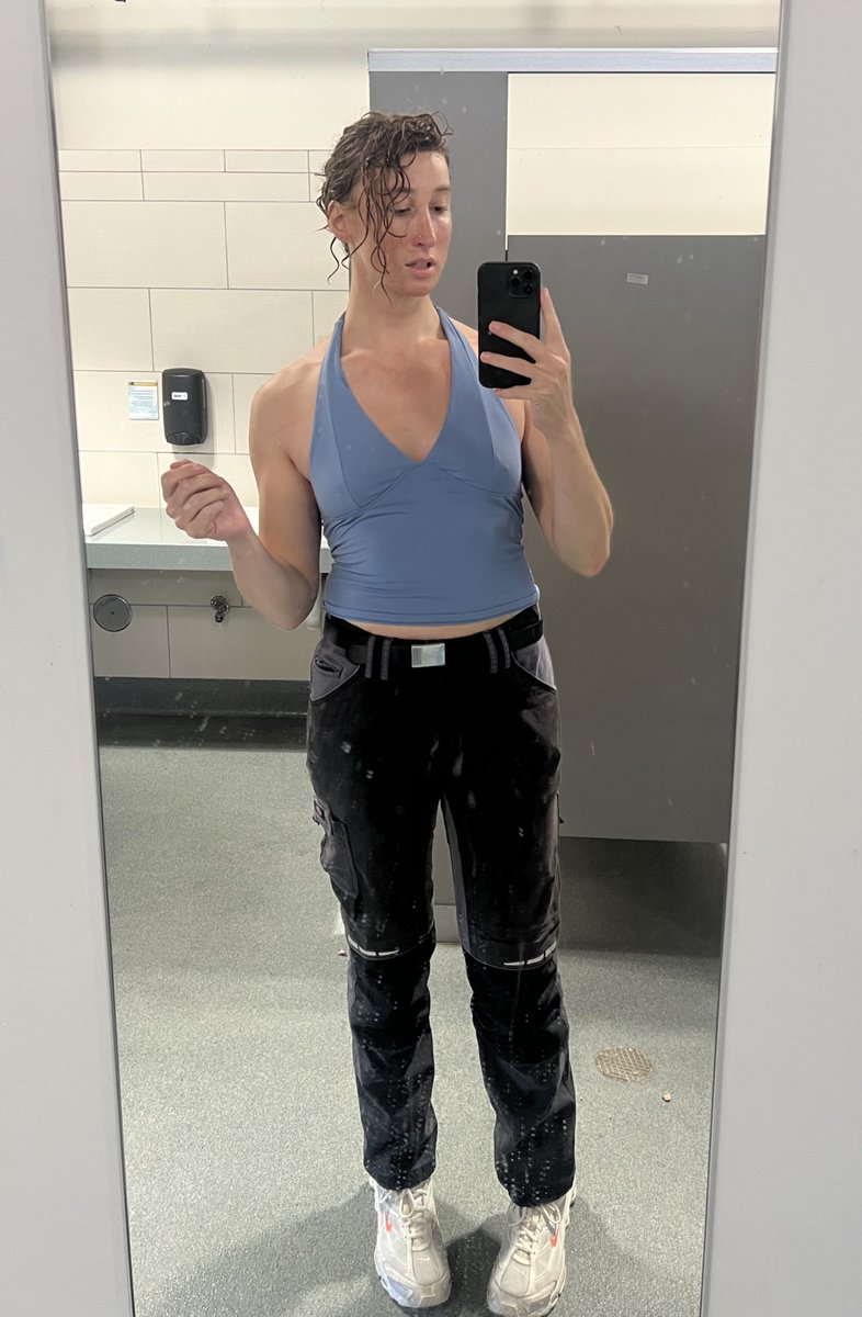 daisy_la_mode's tweet image. tall and wet