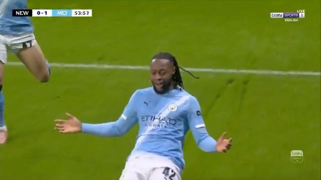 أنطوان سيمنيو يفتتح التسجيل لمانشستر سيتي 