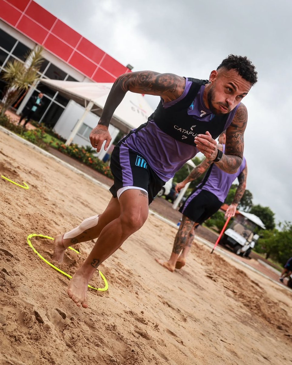 jotacurcc's tweet photo. que alguien explique por que los equipos de argentina entrenan en la arena y los nuestros no salen del campeon del siglo? https://t.co/uOAAIZILKQ