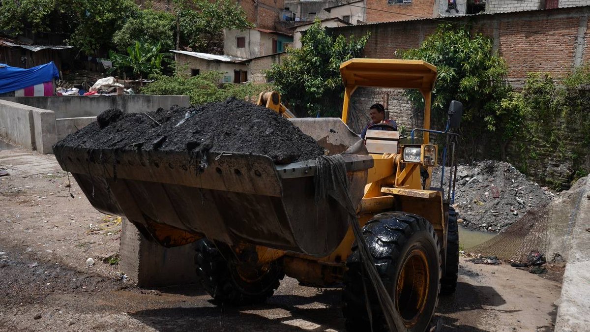 AlcaldiaDCHN's tweet photo. 🚧🌊 ¡La Alcaldía en acción con los dragados de la capital!

Estas labores se realizan para prevenir inundaciones en mercados, ríos y quebradas de la #CiudadDeBuenCorazón, donde hemos dragado más de 60 kilómetros en distintos sectores.

❤️ ¡Lo hecho con el corazón, está bien hecho!

#AMDC #Dragados #Prevención #ObrasDeMitigación #RíosYQuebradas