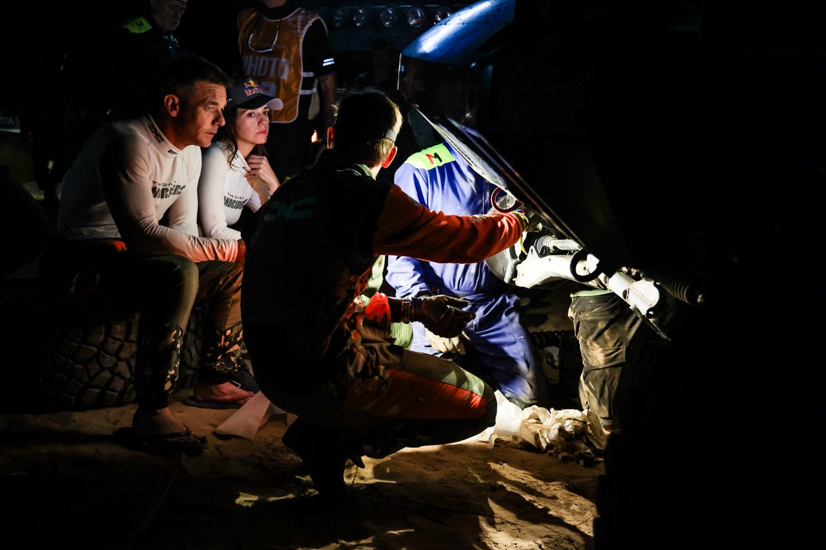 Burgrid16's tweet photo. Suivre le Dakar c'est découvrir que Seb Loeb a la même utilité que toi quand tu fais de la mécanique avec ton père https://t.co/HeVAxb3Ytt