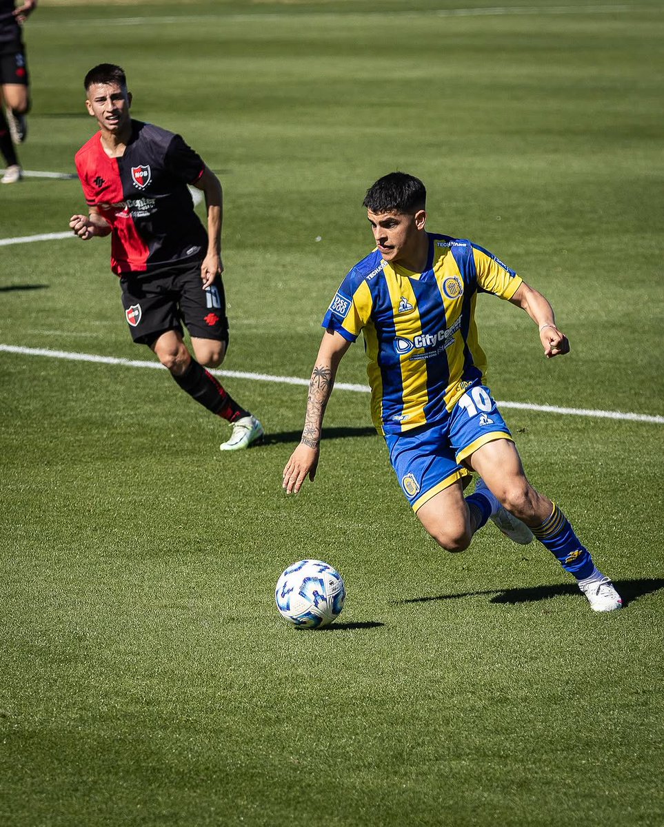 🔟💛💙 Formado en nuestra cantera. Con los valores y la identidad del Club. Sabe lo que es representar ese número. Santi Segovia, el portador de la 10 de #RosarioCentral en 2026.

¡FELICITACIONES SANTI!👏🏻
