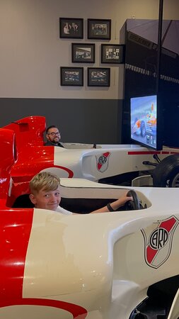 _PrimeroRiver_'s tweet image. En el autódromo más importante de Alemania (Nürburgring) hay simuladores con el escudo de River JAJAJA