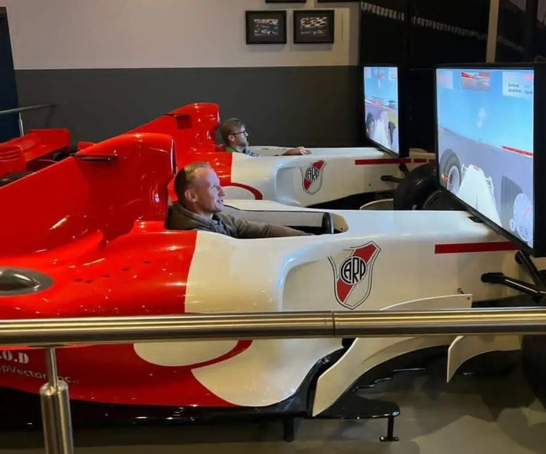 _PrimeroRiver_'s tweet image. En el autódromo más importante de Alemania (Nürburgring) hay simuladores con el escudo de River JAJAJA