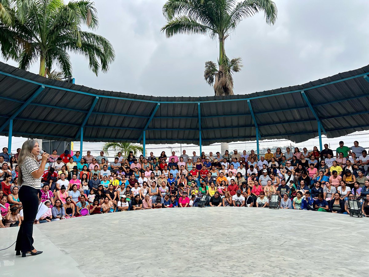 ZumarGye's tweet image. Representantes de 650 alumnos que el 20 de enero inician el curso de natación en ZUMAR, acudieron a retirar credenciales y más detalles.
Así, el Alcalde Aquiles Alvarez masifica la actividad deportiva en la Capital Americana del Deporte.

#AsíSeHaceGuayaquil
#CiudadDeTodos