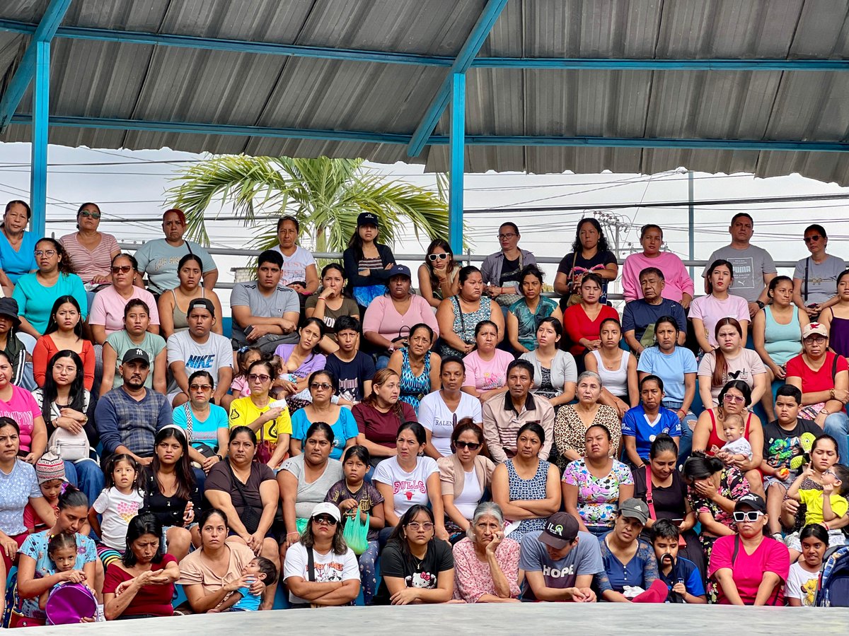 ZumarGye's tweet image. Representantes de 650 alumnos que el 20 de enero inician el curso de natación en ZUMAR, acudieron a retirar credenciales y más detalles.
Así, el Alcalde Aquiles Alvarez masifica la actividad deportiva en la Capital Americana del Deporte.

#AsíSeHaceGuayaquil
#CiudadDeTodos