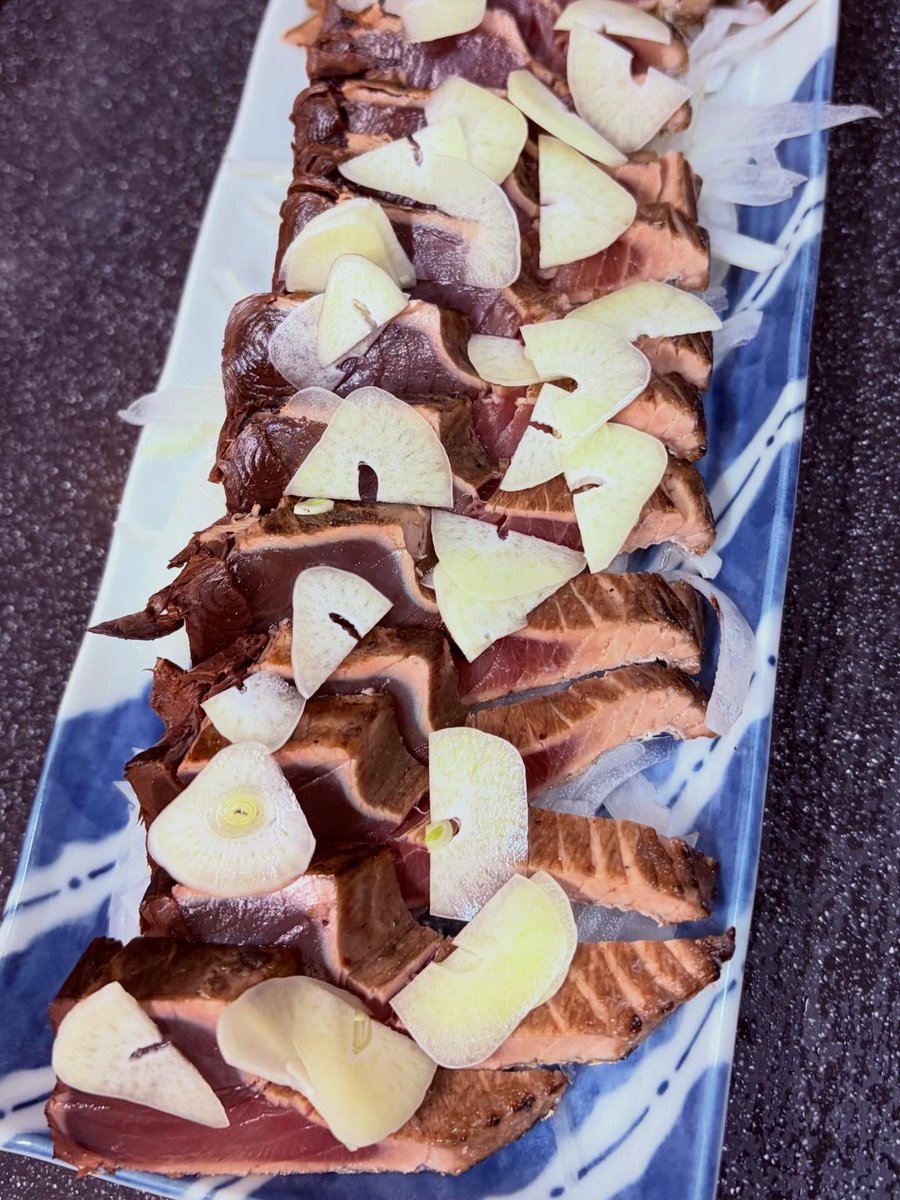 manasuky's tweet photo. 土佐の藁焼き鰹タタキには
土佐の塩が一番合ってた💕

本日仕事なのに
ニンニク臭い私を許して😬 https://t.co/Rubm1dURwm