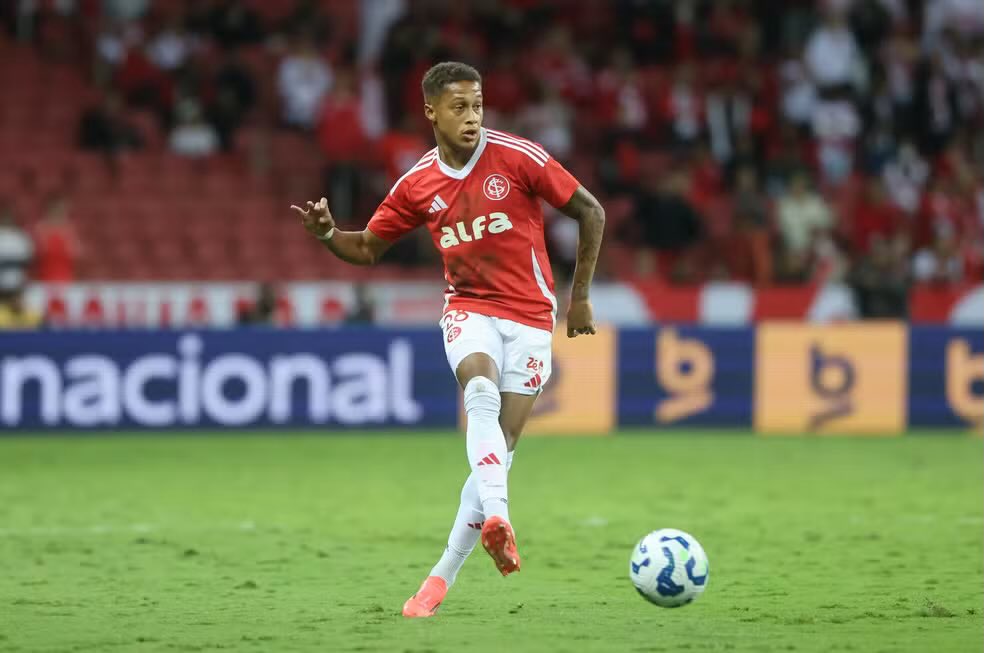 O Inter afirma não ter informação sobre assinatura de pré-contrato entre Vitinho e Santos! O clube santista estaria mais próximo de selar um acordo, mas ainda sem nada definido. 

A direção colorada tenta agilizar a negociação com o atacante para mantê-lo no elenco.