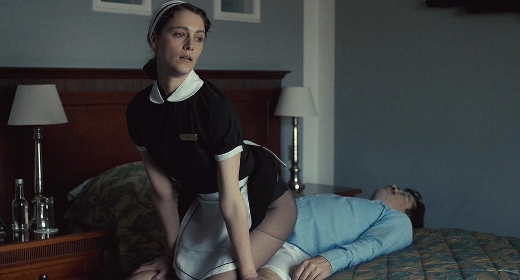 YUI3MOV's tweet image. 独身は罪です。
ここで45日以内にパートナーを見つけられなければ、あなたは動物に変えられます。

…という家庭を持ち子孫を残すことが義務付けられた危うい近未来を描いた映画『ロブスター』アマプラで見れます。

ランティモスの思考実験的な黒い世界観をぜひ🥹

【あらすじ】…