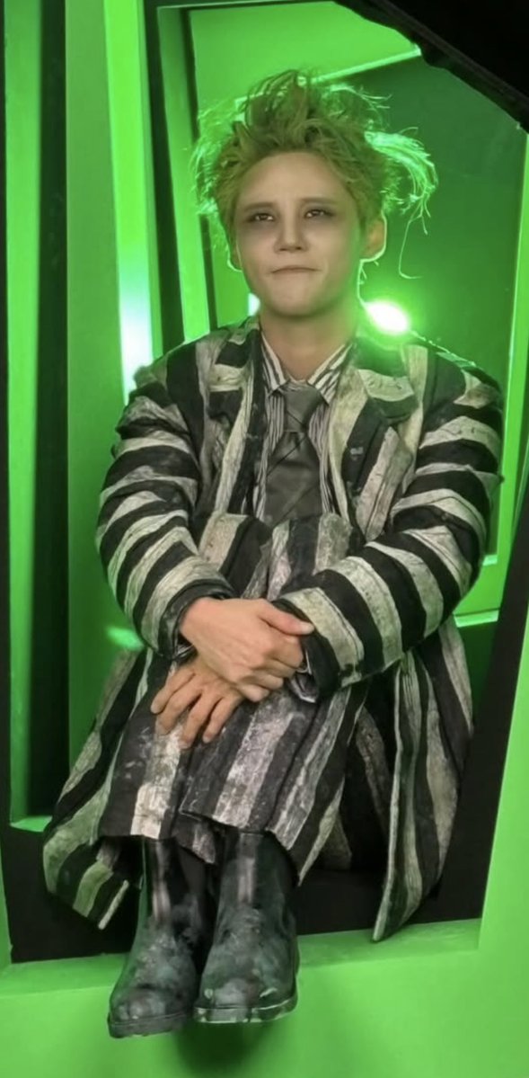 今日のおめざ🍫

ビートルジュースが
なぜストライプの服を着てるのか？って記事を読んだ

13世紀にキリスト教が異教徒の服に似てると言ってストライプの服を禁止した歴史があるそうで
聖書で二つの素材で織った服を着てはいけない..という言葉を堂々と破った服装だとか
ひとつお勉強になりました