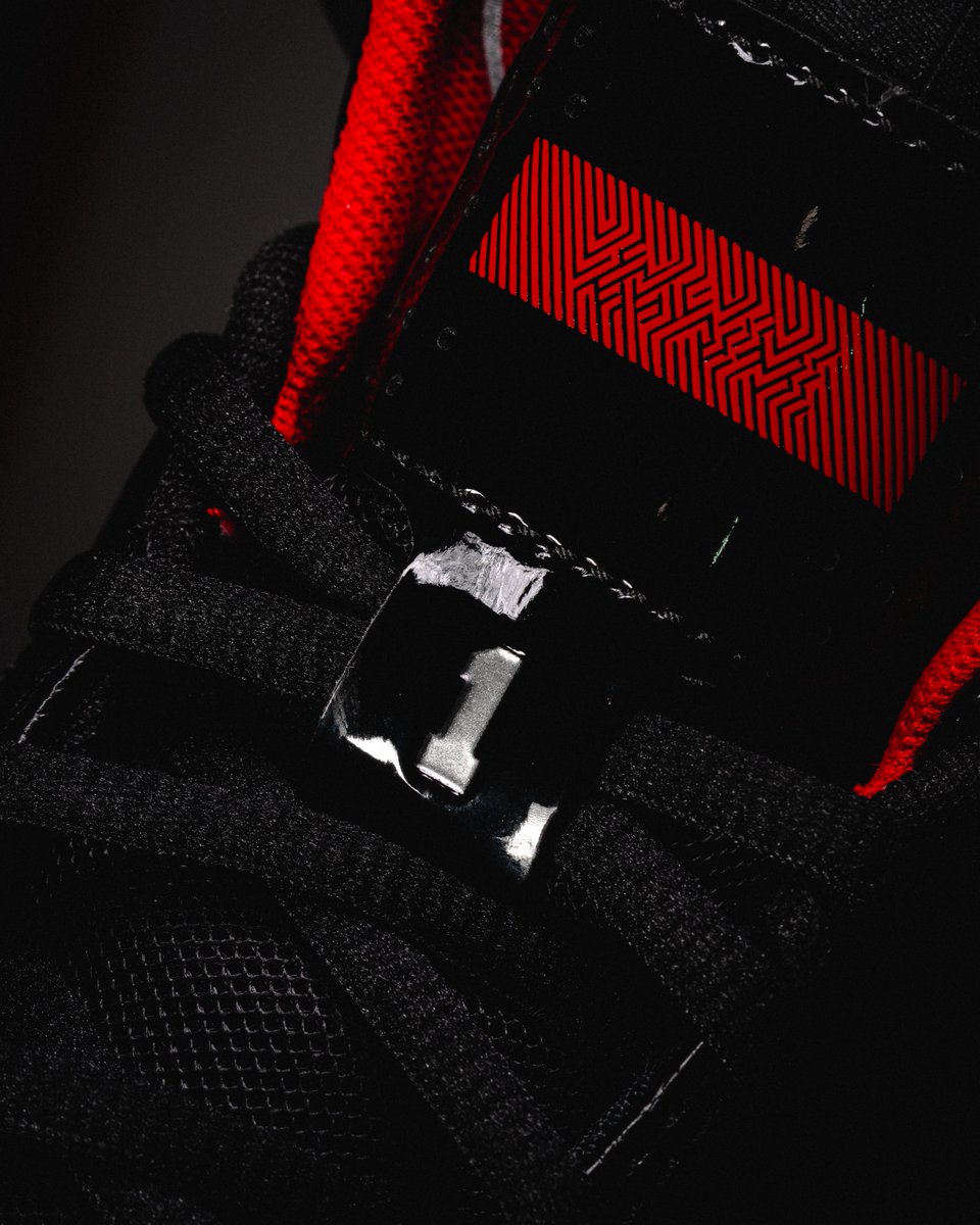 ModernNotoriety's tweet image. adidas is bringing back the AdiZero Rose 1 in honor of Derrick Rose's jersey retirement 🌹

🗓️ January 17th
🏷️ $130