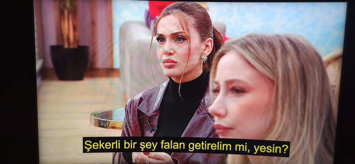 yorumluyoruum's tweet photo. Direkt jelibonlara saldırıp yemeniz bu kadar kötü değilsinizdir ya mesude değil mi değilsinizdir ya. Değillerdir diyin lütfen #kısmetseolur #metsu https://t.co/eFHmo3aj72