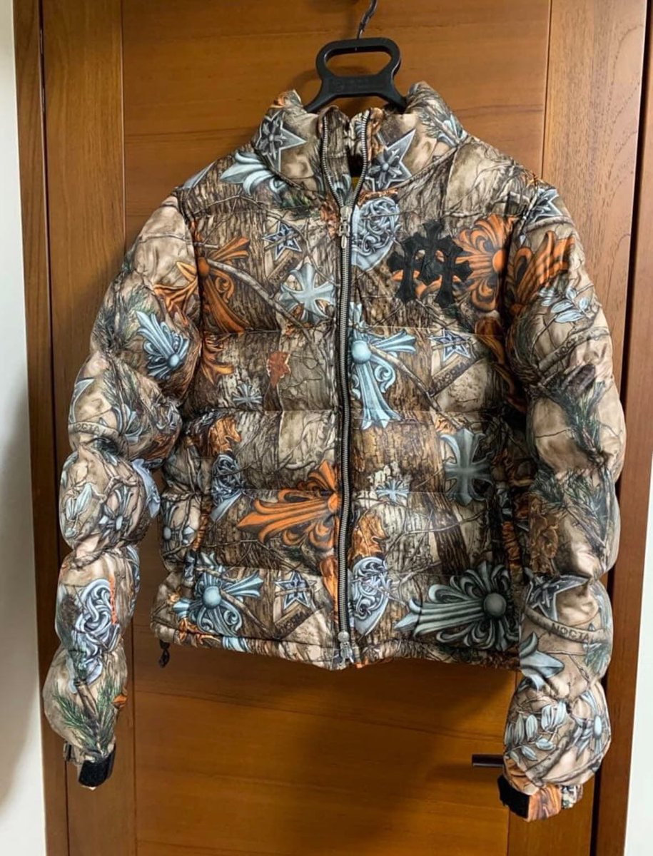 定価103万円 → 二次流通では400万円超えの実績も。 Chrome Hearts