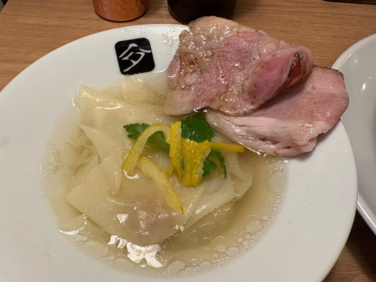 今週も中華そば髙野さん😀
おそらく1年以上食べてない鶏の中華そばにこちらも久々のワンタン😃
暖かいのも最高に美味しい🥰これはヤバイ😆ワンタンも👍やはりチャーシューは旨い🙆🏻‍♀️炭火の香りが堪らん😄
いつも有難う御座います🙇🏻‍♀️🙏
お腹も気持ちもいっぱいになりました☺️あ〜幸せ🩷
ご馳走様でした😋