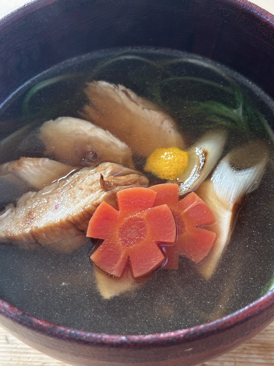 何はなくとも三が日はお雑煮だけは作った。
①おすましに焼き餅
②茹で餅に白味噌
③おすましに炙ったかしわと牛蒡
羅臼昆布と鰹節で濃い目の出汁をひいて、丸餅と具はシンプルに。子供の頃は餅をドロリと煮込んだ具沢山の雑煮が苦手だったが、妹は大好きだったと最近聞いて人の好みも其々と…