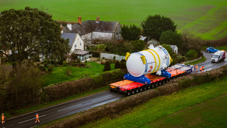 L_ThinkTank's tweet photo. [ 🇫🇷 FRANCE | 🇬🇧 ROYAUME‑UNI ]

🔸 Arrivée de la cuve du réacteur n°2 de la centrale nucléaire d’Hinkley Point, en construction au Royaume‑Uni. Une pièce de 500 tonnes, fabriquée en France sur le site Framatome de Saint‑Marcel, en Bourgogne. https://t.co/urZso6Ns3t