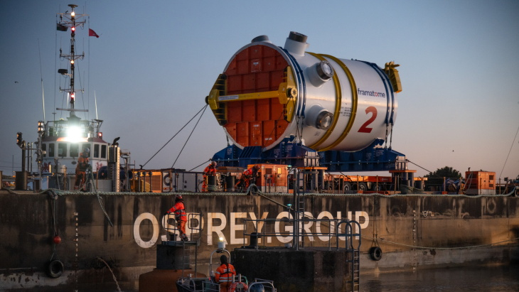 L_ThinkTank's tweet photo. [ 🇫🇷 FRANCE | 🇬🇧 ROYAUME‑UNI ]

🔸 Arrivée de la cuve du réacteur n°2 de la centrale nucléaire d’Hinkley Point, en construction au Royaume‑Uni. Une pièce de 500 tonnes, fabriquée en France sur le site Framatome de Saint‑Marcel, en Bourgogne. https://t.co/urZso6Ns3t