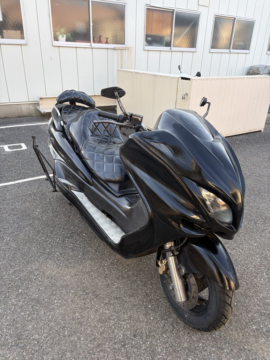 bike_0802's tweet photo. カスタム黒マジェ売ります❗️

1発で始動ok♪
•灯火類⭕️
•吹き上がり⭕️ 
•アイドリング⭕️
•走る、止まる、曲がるは可能なのですがタイヤ空気圧弱め、マフラーが直管の為一応ベース車両です！エンジン等は絶好調ですので最高のベース車両かと思います！

#マジェスティ売ります　#白マジェ　 #マジェ https://t.co/MuX7djBTbY