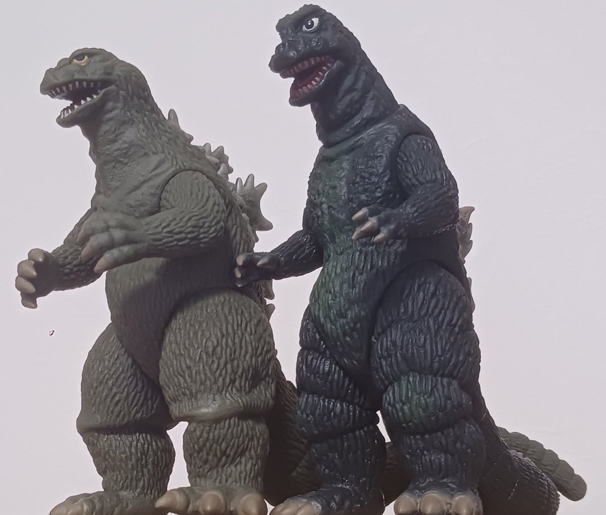 revengeofzt's tweet image. 現行のムービーモンスターシリーズで再販が進んでいることもあり、ゴジラ50周年メモリアルボックス独自造形のキャラはキンゴジと息子ゴジのみに。キンゴジが再販されないのは大いなる謎として、来年「ゴジラの息子｣が60周年なので息子ゴジの再販は遠からずありそうな気が。
