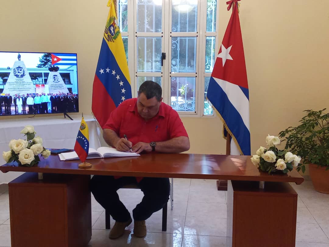 En nombre del campesinado Cubano firmamos el libro de condolencias en homenaje a nuestros héroes y mártires que cayeron junto a los venezolanos durante el criminal ataque a Venezuela. #HonorYGloria, su sangre no se derramó en vano, ustedes son ejemplo de hidalguía y resistencia.