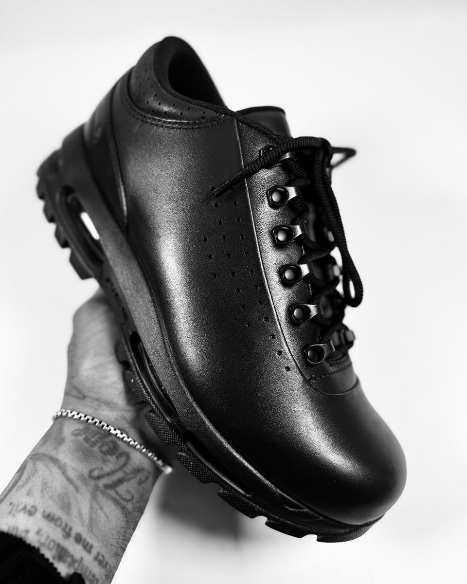 ModernNotoriety's tweet image. Frank Cooke shares a first look at the Nike Goadome Low 👀

"Yall sure we want to add a boot category to SOTY? Well I guess the squad clipped that quickly"