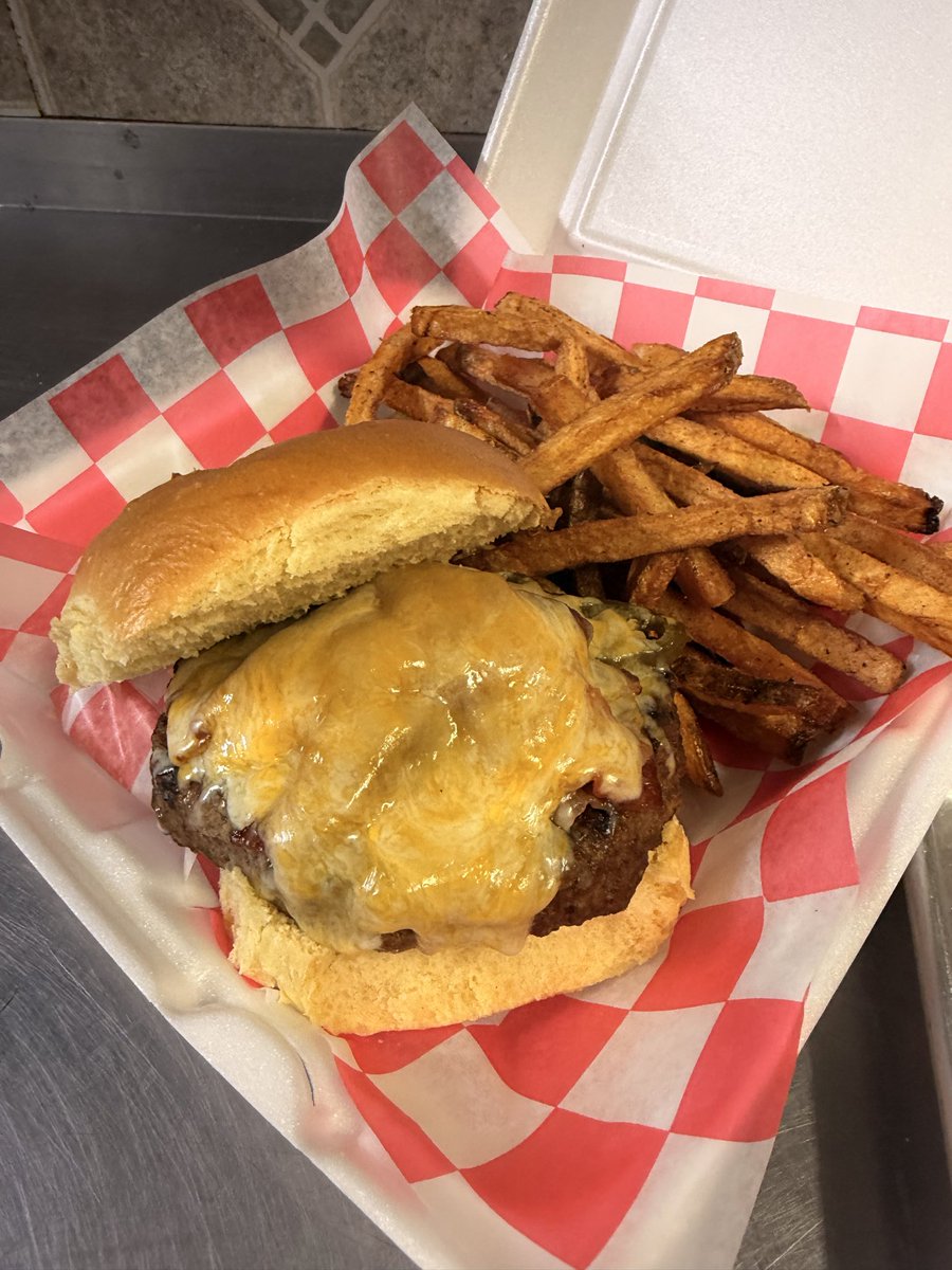 𝐁𝐚𝐬𝐢𝐥’𝐬 𝐒𝐩𝐨𝐫𝐭𝐬 𝐁𝐚𝐫 🍺 🍗 🍔 tweet media