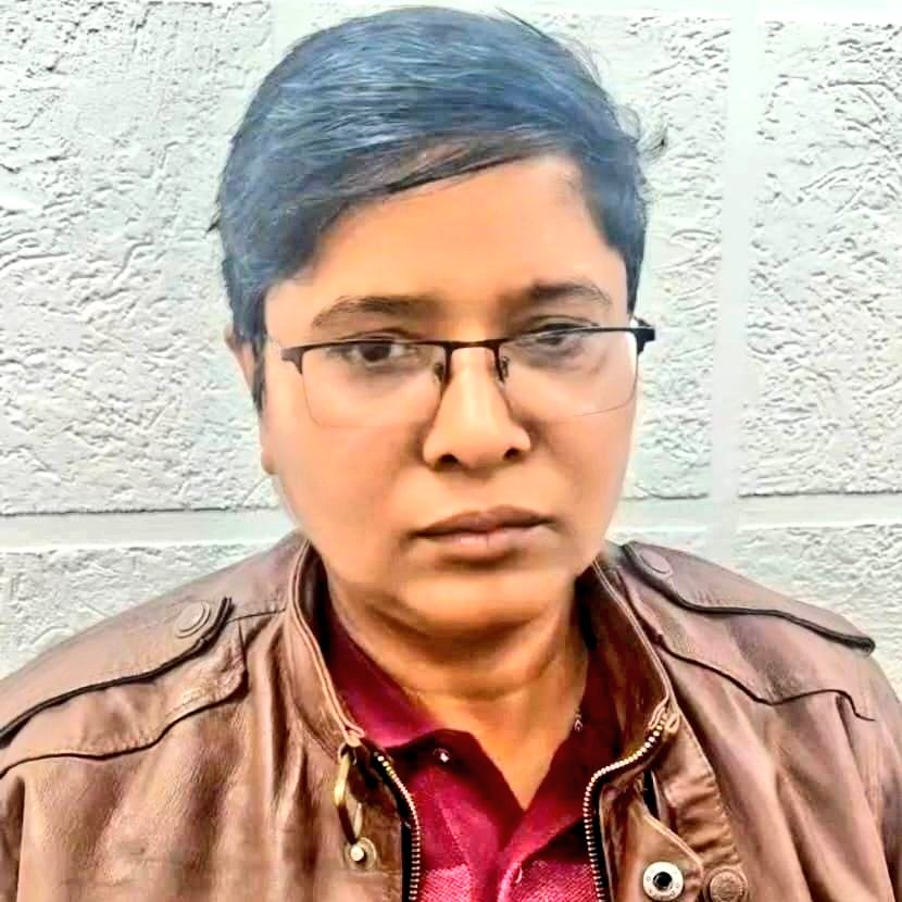 कानपुर में ये दरोगा जी जून–2022 में 2 कारोबारियों से 50 हजार की वसूली में गिरफ्तार हुईं, जेल भी गईं !!

अब ये गाजियाबाद में 45 हजार रुपए रिश्वत लेते हुए रंगे हाथ पकड़ी गई हैं !!

क्या UP पुलिस में दागियों पर सस्पेंशन/बर्खास्तगी जैसी कार्रवाई सिर्फ दिखावे के लिए होती है??