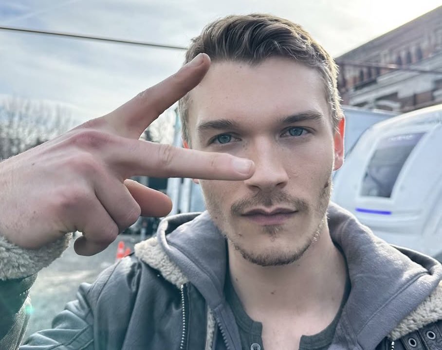 sunsunitaa's tweet image. mira que yo amo sus rulos pero lo soviético y hermoso que se ve así me quita el aliento este ser rubio