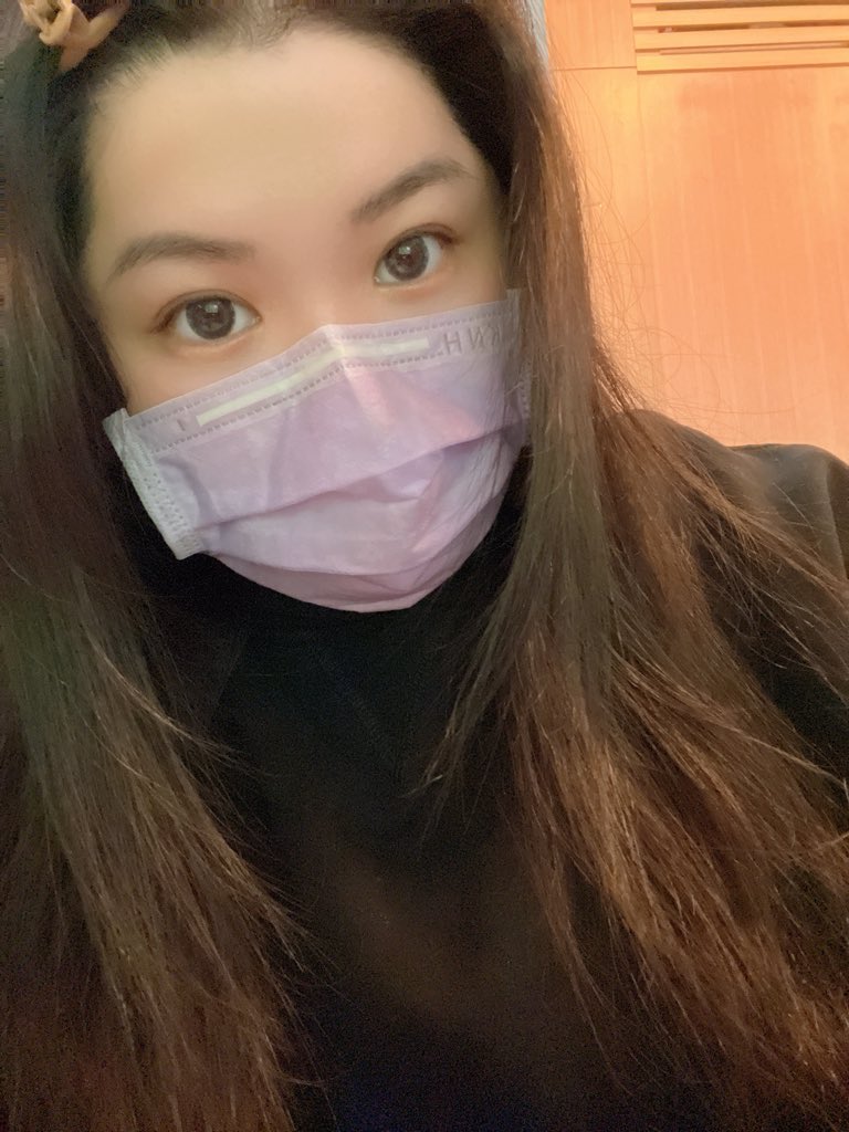 ShiagShiang0806's tweet photo. 最近皮膚乾到爛～～～
只能先素顏上班～～
先養好皮膚吧～

上班才會夾的蠢髮夾🤣 https://t.co/I7XjYhRMoD