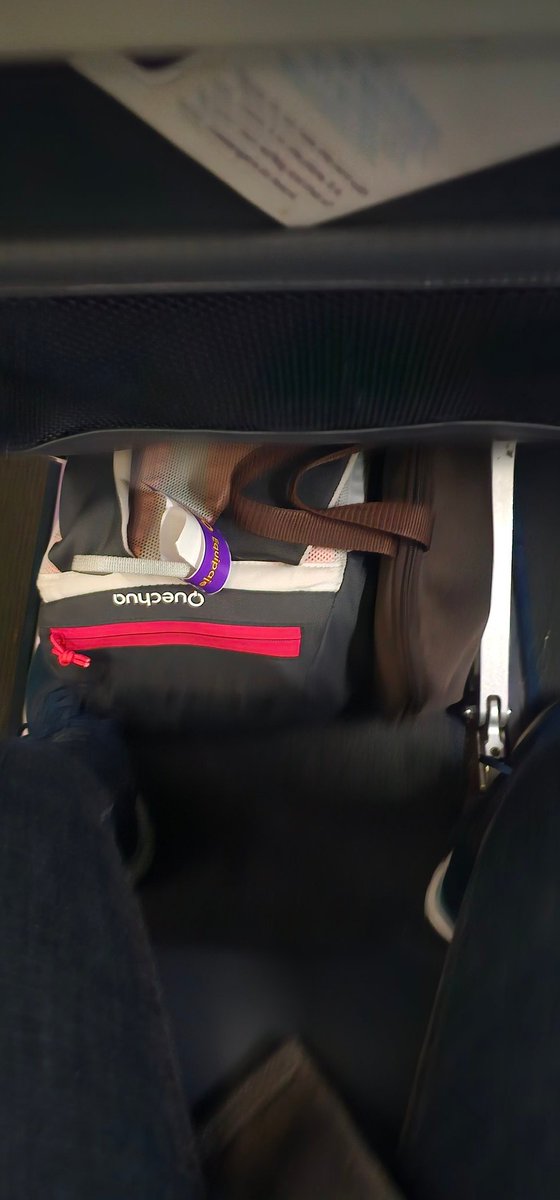 carolinabtgl's tweet photo. Viajando siempre con la misma maleta y en @wingo me "sugieren" que dañe la maleta y le quite las estructuras de la espalda o que pague de más por "exceder" el tamaño permitido. Señores... Ahí cabe! 😡😤🤬 #NuncaVolarConWingo @Supertransporte https://t.co/1d7945JVaD