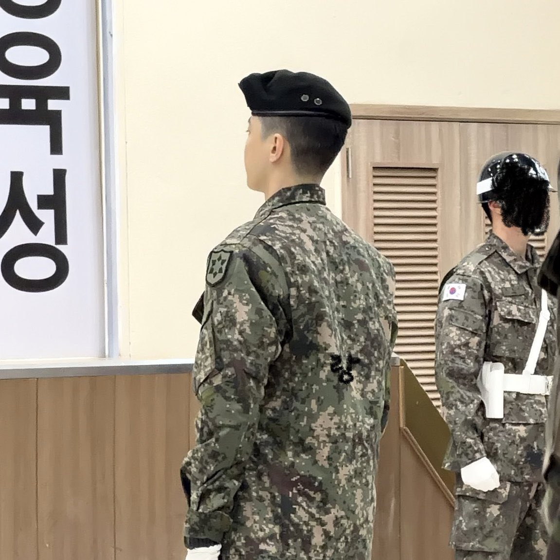 ssiebzehn's tweet image. คนละอึ้งยัง อึ้งแรกไปอยุ่ค่ายที่โหดหินลำบากลำบน หนาวสุดในประเทศ อึ้งสองได้เป็นหัวหน้ากองร้อย อึ้งสามได้รางวัลทหารเกณฑ์ใหม่ดีเด่น นะน้องนะ พี่มาเอามง