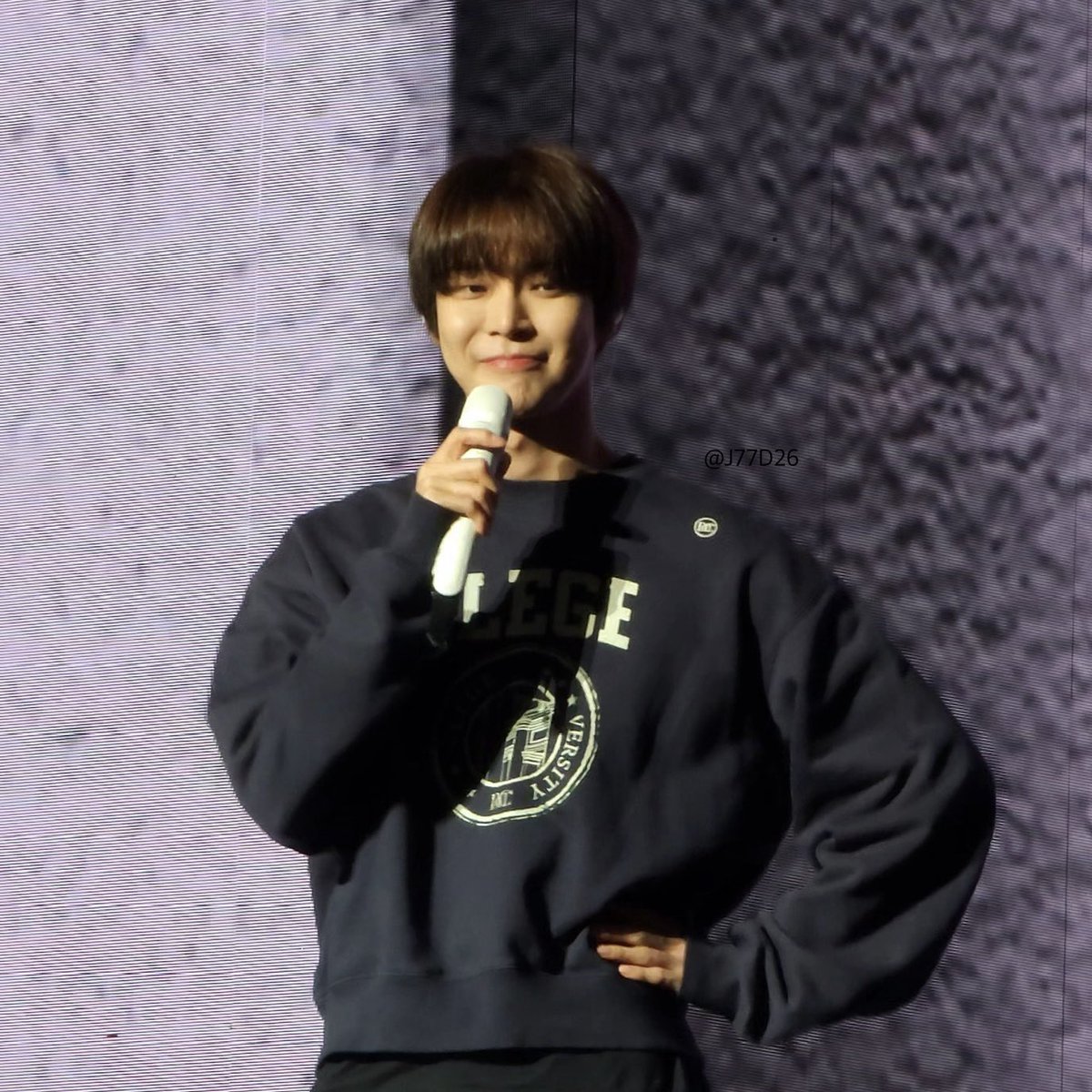 ssiebzehn's tweet image. คนละอึ้งยัง อึ้งแรกไปอยุ่ค่ายที่โหดหินลำบากลำบน หนาวสุดในประเทศ อึ้งสองได้เป็นหัวหน้ากองร้อย อึ้งสามได้รางวัลทหารเกณฑ์ใหม่ดีเด่น นะน้องนะ พี่มาเอามง