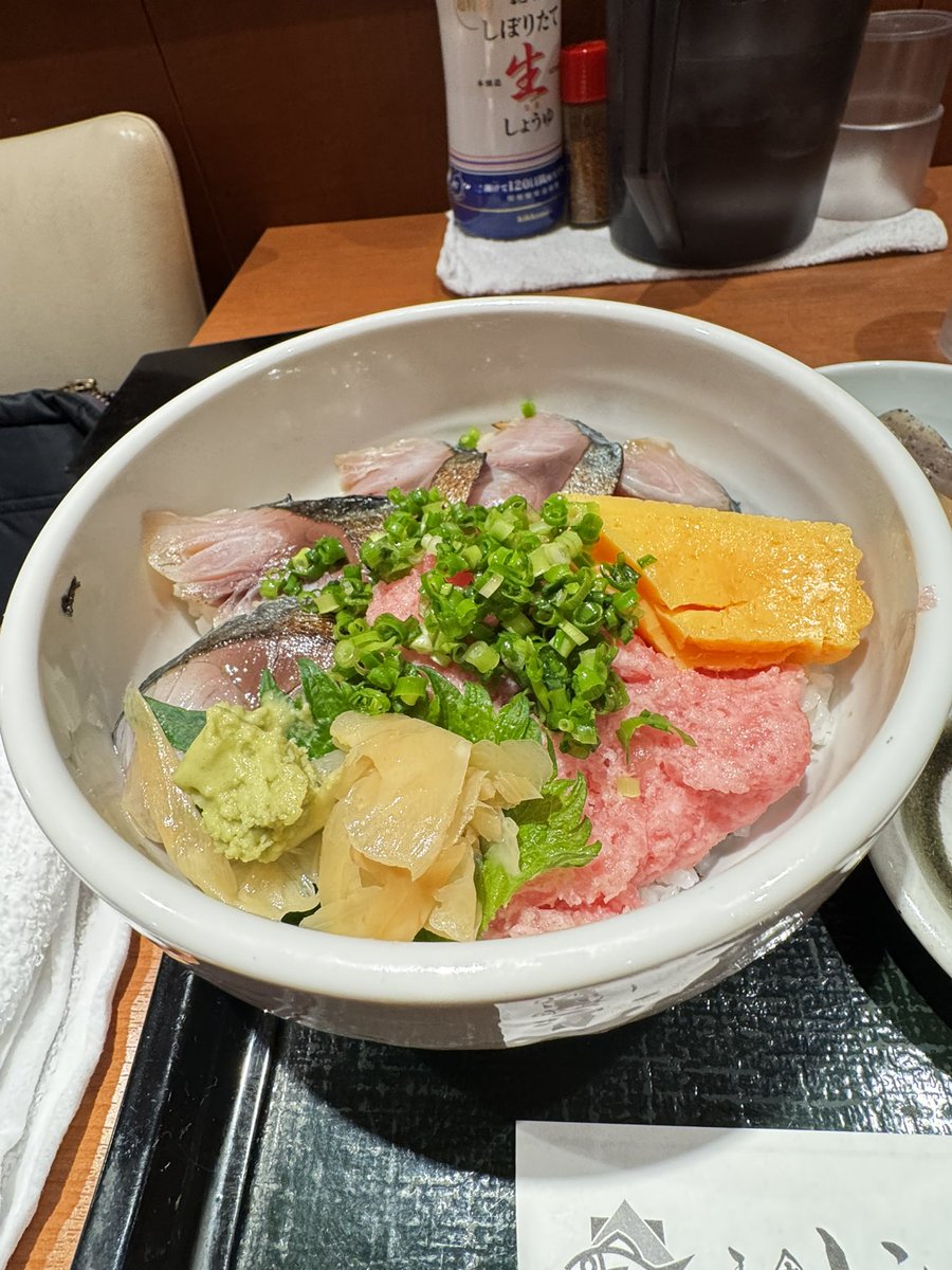 onzoooo's tweet image. 昆布〆鯖とネギトロ丼
うしお汁

#和食いいじま
